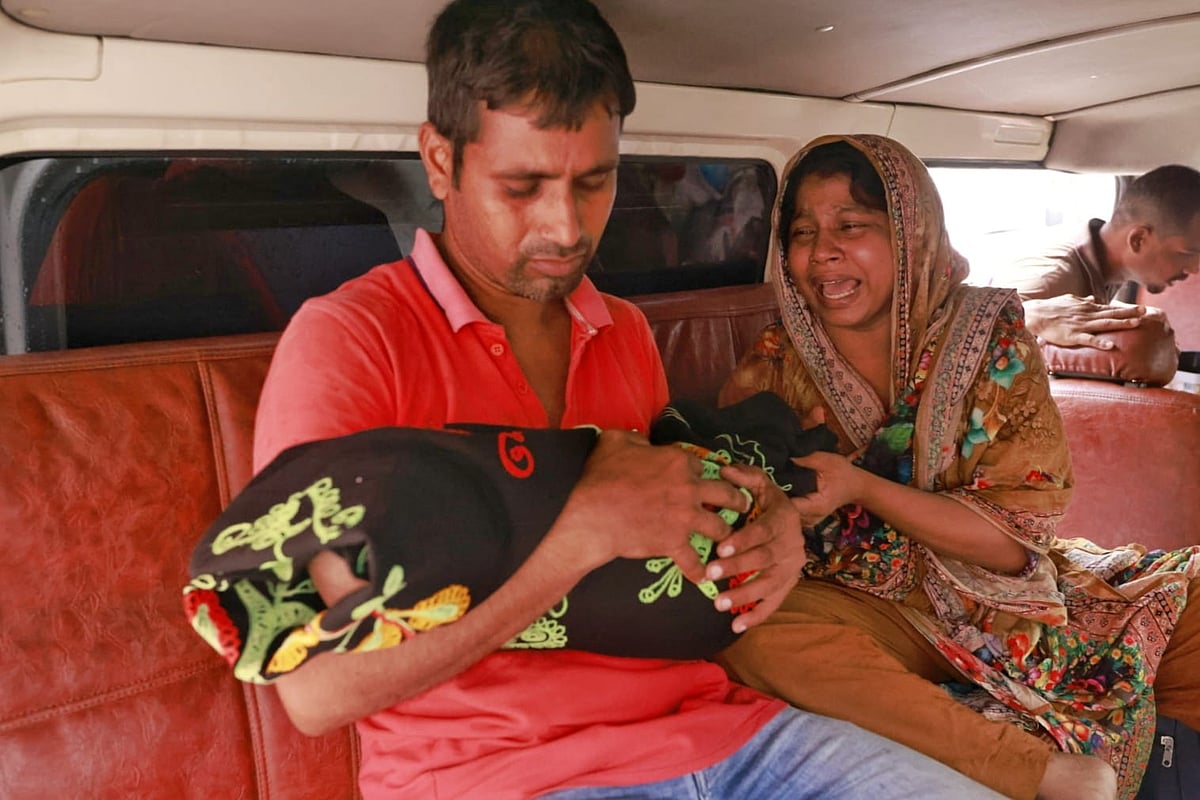 হামে আক্রান্ত হয়ে মারা গেছে নয় মাসের শিশুসন্তান। শোকে স্তব্ধ বাবা। মায়ের কান্না। আজ মঙ্গলবার  বাংলাদেশ শিশু হাসপাতাল ও ইন্সটিটিউটে