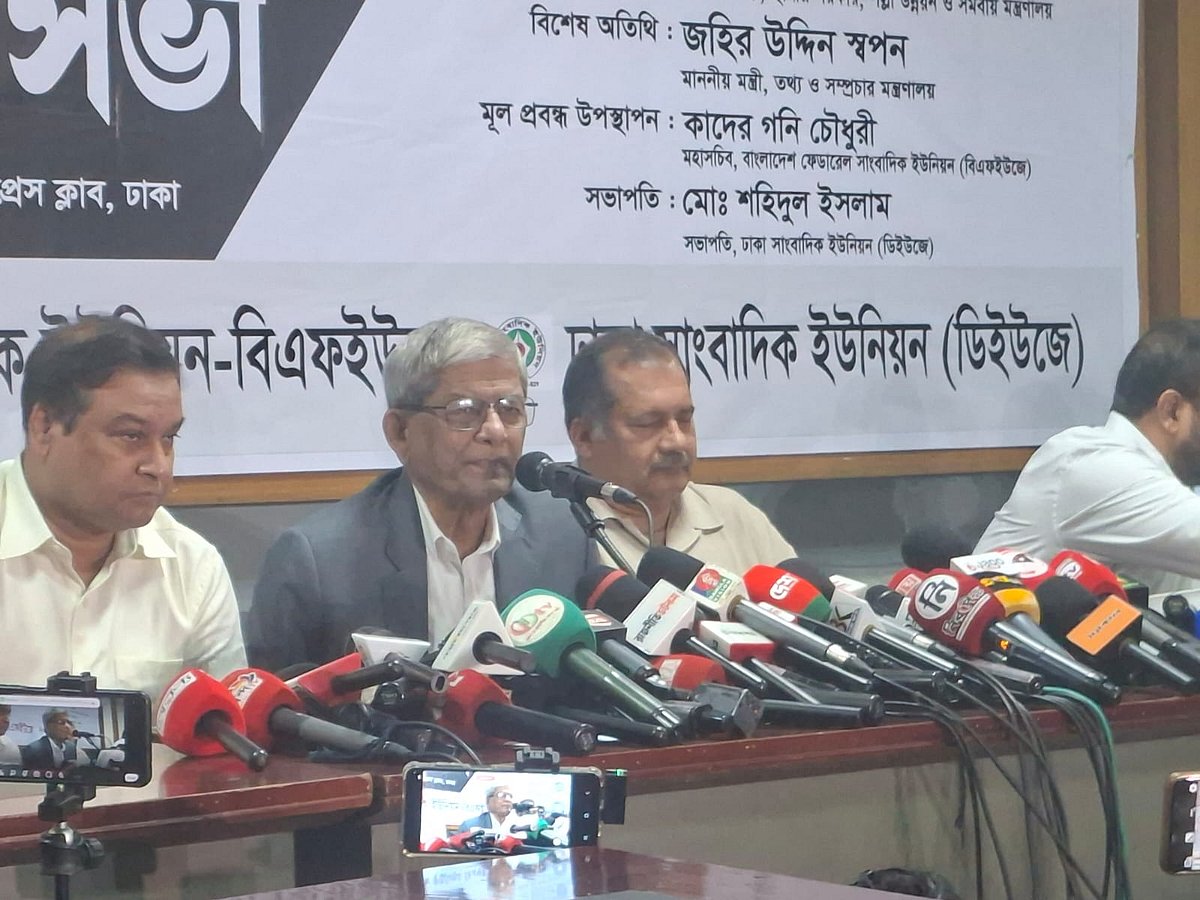 বক্তব্য দিচ্ছেন স্থানীয় সরকার, পল্লী উন্নয়ন ও সমবায়মন্ত্রী মির্জা ফখরুল ইসলাম আলমগীর। আজ মঙ্গলবার রাজধানীর জাতীয় প্রেসক্লাবে