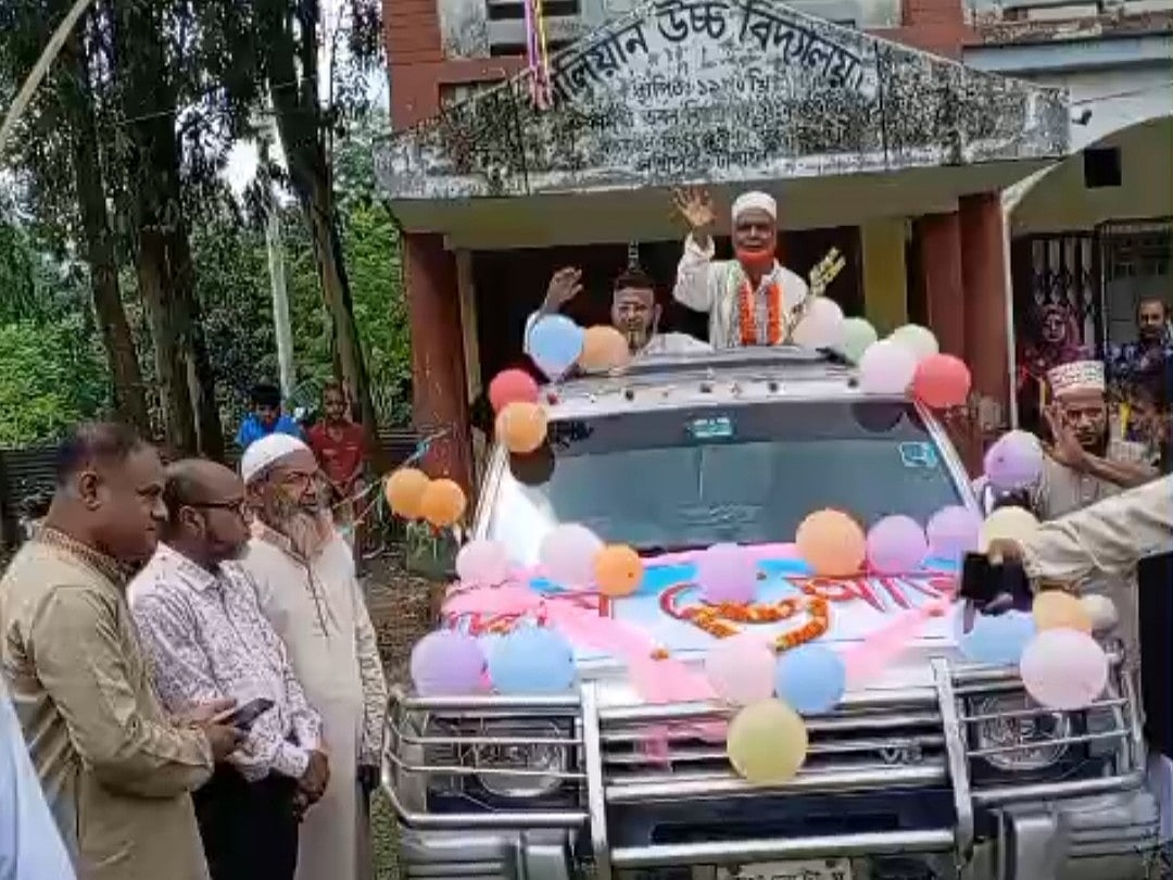 প্রায় ৩৬ বছর চাকরি শেষে ছাদখোলা জিপে করে বিদায় নেন শিক্ষক আব্দুল হালিম। আজ মঙ্গলবার টাঙ্গাইলের সখীপুর উপজেলার কালিয়ান উচ্চবিদ্যালয় চত্বরে