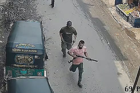 মাসুদুল হত্যাকাণ্ডে অংশ নেওয়া দুই সন্ত্রাসী। গত শনিবার চট্টগ্রামের রাউজানের পাহাড়তলীর চৌমুহনী বাজারে