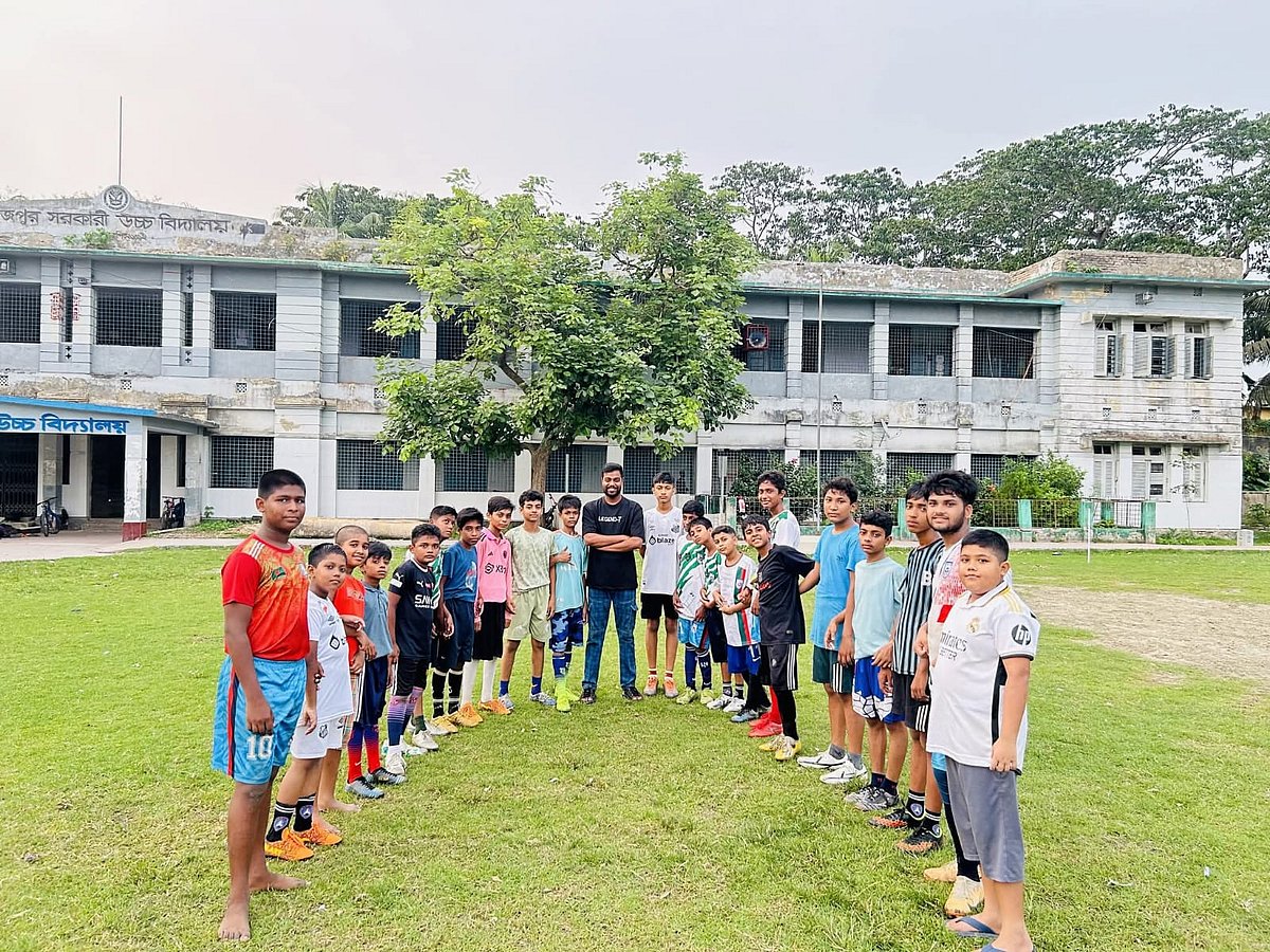 পিরোজপুর সরকারি উচ্চবিদ্যালয় মাঠে প্রশিক্ষণার্থী ফুটবলারদের সঙ্গে প্রশিক্ষক জাহান ইসলাম