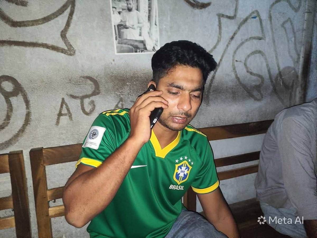 আর্জেন্টিনা সমর্থক ছাত্রদল নেতা অহিদুর রহমান। এআই দিয়ে তাঁর গায়ে ব্রাজিলের জার্সি পরিয়ে ছাড়া হয়েছে ফেসবুকে