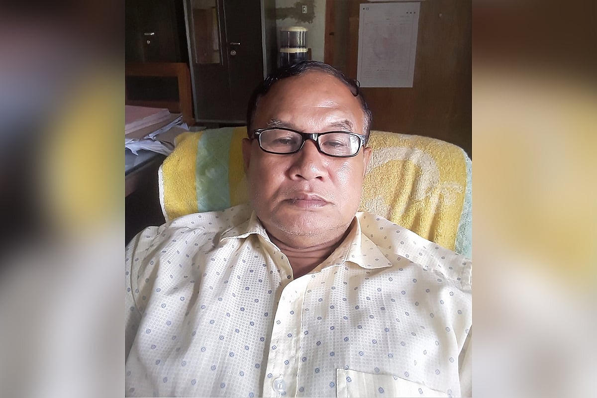 উগলছড়ি উচ্চ বিদ্যালয়ের প্রধান শিক্ষক প্রশান্ত চাকমা