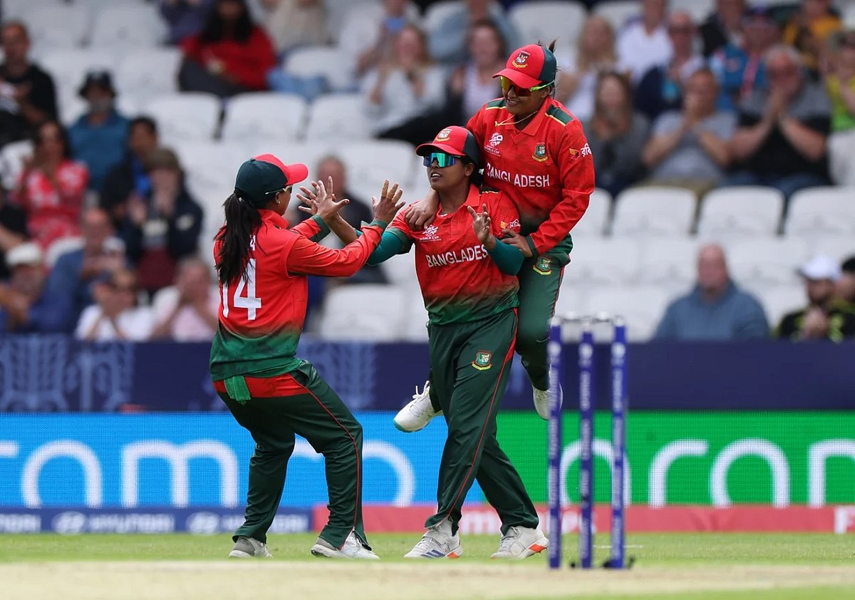 অস্ট্রেলিয়ার সামনে দাঁড়াতেই পারেননি বাংলাদেশের মেয়েরা