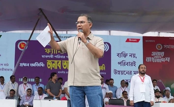 মৌলভীবাজারের শ্রীমঙ্গলে ফ্যামিলি কার্ড বিতরণ কার্যক্রমের উদ্বোধনী অনুষ্ঠানে বক্তব্য দেন প্রধানমন্ত্রী তারেক রহমান। আজ বুধবার শ্রীমঙ্গলের ভিক্টোরিয়া উচ্চবিদ্যালয় মাঠে