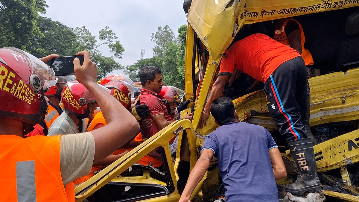 পৌনে এক ঘণ্টার চেষ্টায় দুমড়েমুচড়ে যাওয়া লরি থেকে উদ্ধার চালক 