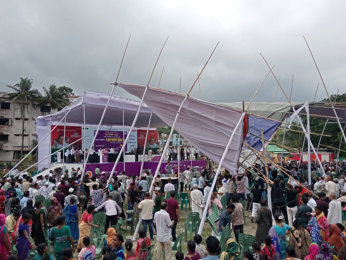 প্রধানমন্ত্রীর অনুষ্ঠান শুরুর আগেই প্রবল বাতাস ও বৃষ্টিতে উপকারভোগীদের জন্য নির্মিত প্যান্ডেল ভেঙে পড়ে। বুধবার দুপুরে শ্রীমঙ্গলের ভিক্টোরিয়া উচ্চবিদ্যালয় মাঠে