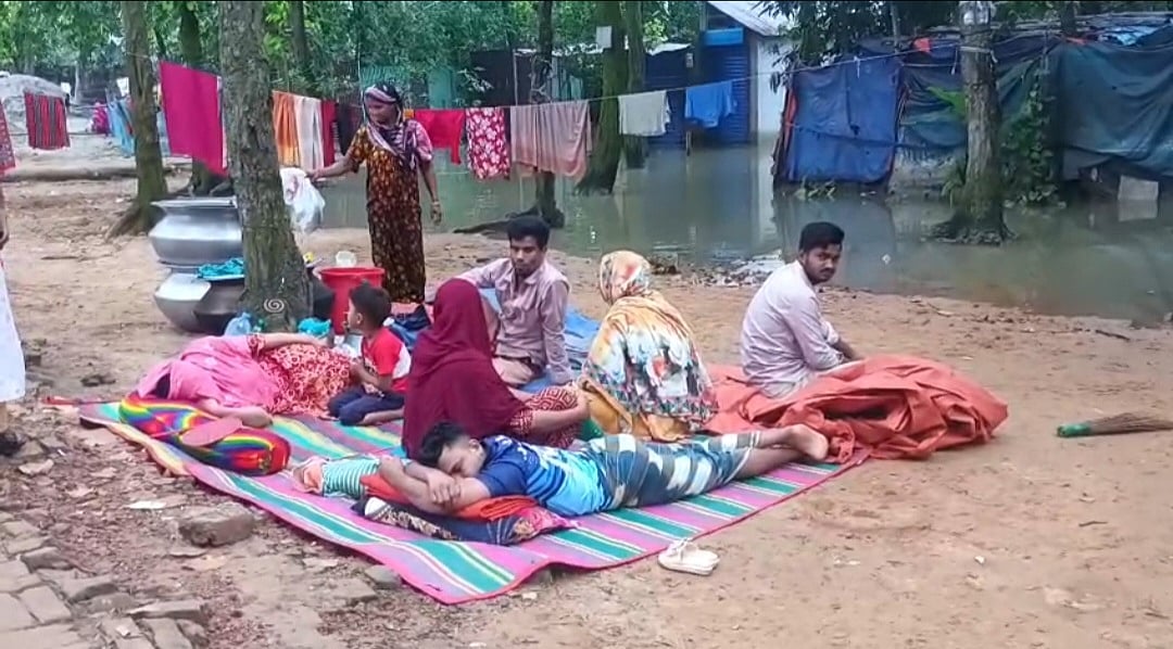 গাজীপুরে পানিবন্দী হাজারো পরিবার, খোলা আকাশের নিচে রাত্রিযাপন
