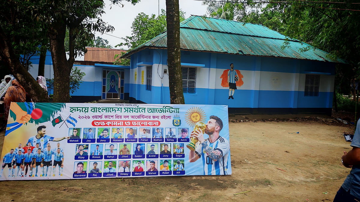 জয়পুরহাটে ‘আর্জেন্টিনা বাড়ির’ সামনে ভক্তদের মেসির হ্যাটট্রিক উদ্‌যাপন