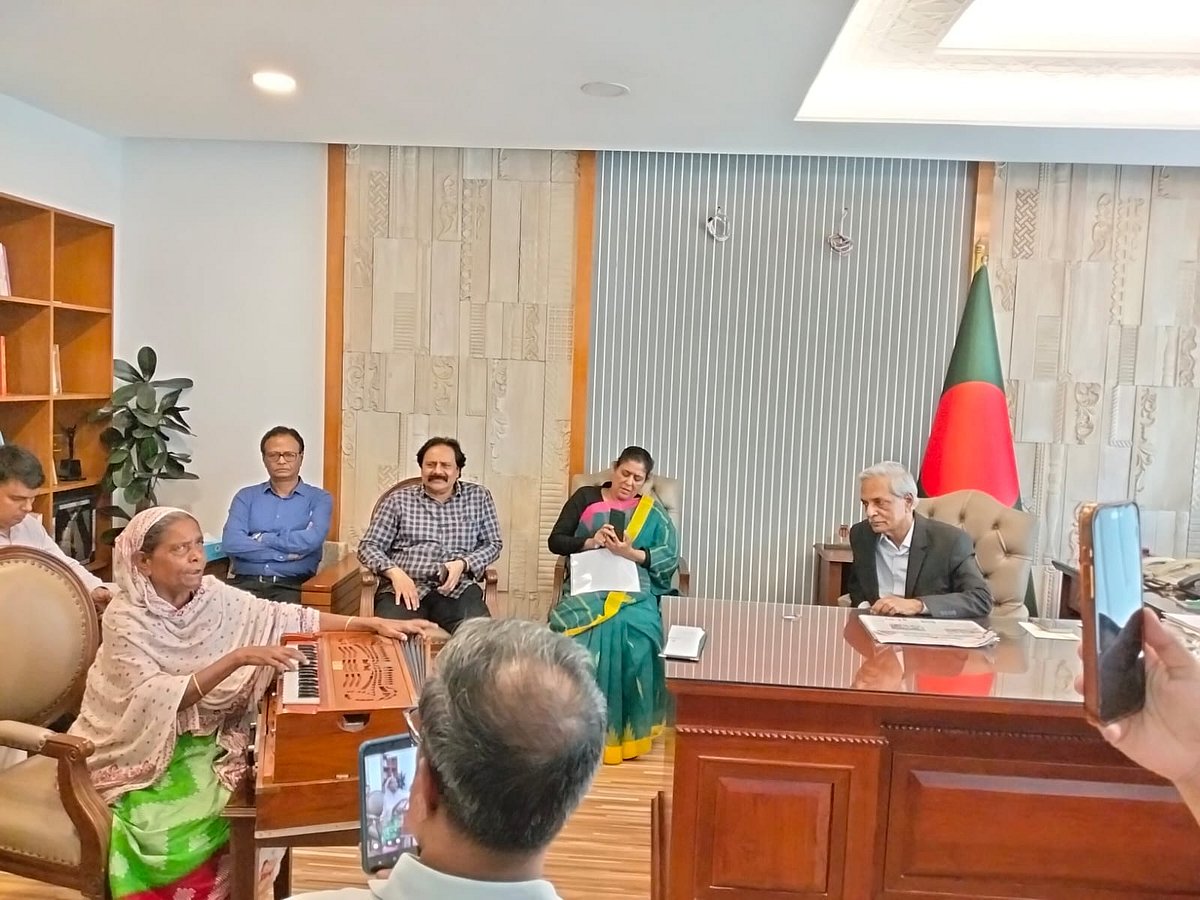 সংস্কৃতি মন্ত্রণালয়ের সভাকক্ষে আয়োজিত এক অনাড়ম্বর অনুষ্ঠানে সংস্কৃতিমন্ত্রীসহ অতিথিদের গান শোনাচ্ছেন লাইলী বেগম। বুধবার বেলা সাড়ে ১১টার দিকে