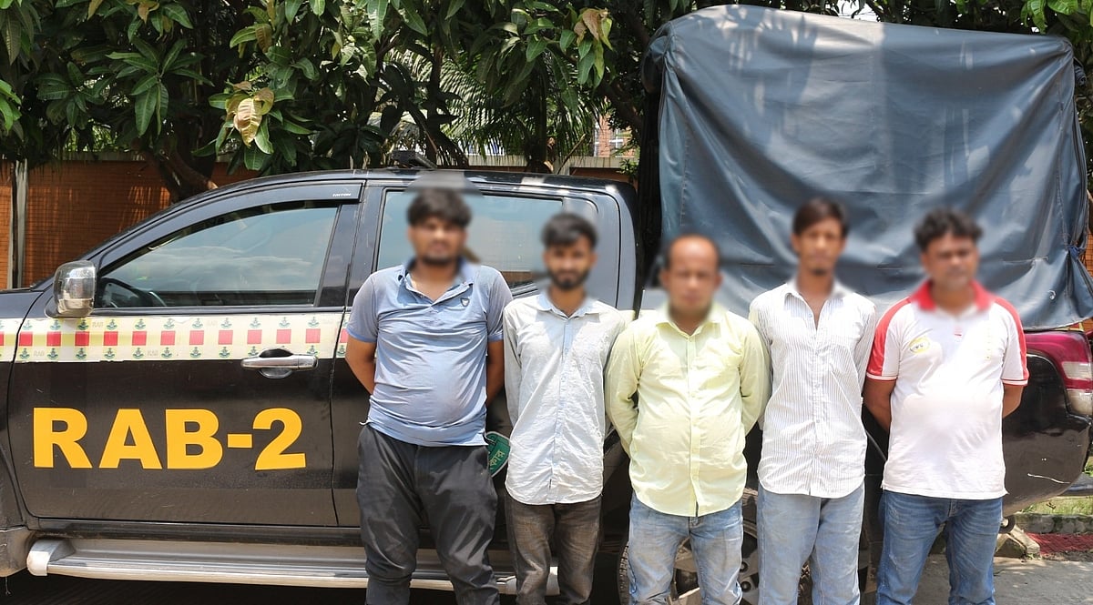 পুলিশের ওপর হামলার ঘটনায় র্যাবের অভিযানে গ্রেপ্তার হওয়া পাঁচজন