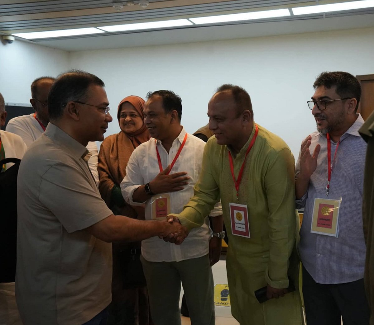 প্রধানমন্ত্রী তারেক রহমান সিলেটে পৌঁছে সংসদ সদস্যদের সঙ্গে হাত মেলান। এ সময় তিনি সংসদ সদস্যদের সংসদে যেতে নির্দেশনা দেন। বুধবার সকালে