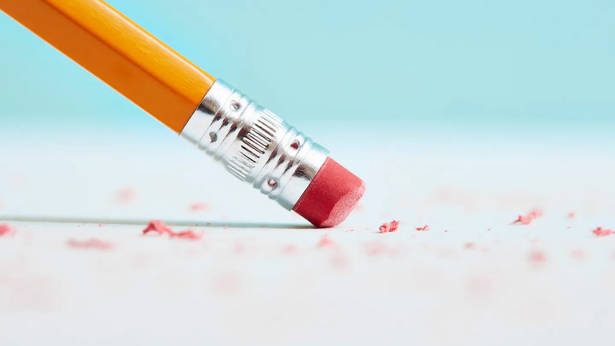 পেন্সিলের দাগ কীভাবে ইরেজার মুছে দেয়