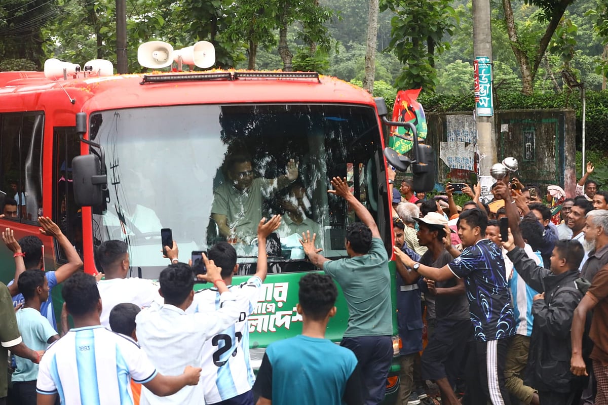 সিলেট এম এ জি ওসমানী আন্তর্জাতিক বিমানবন্দর থেকে সড়কপথে মৌলভীবাজারের উদ্দেশে রওনা হয়েছেন প্রধানমন্ত্রী তারেক রহমান