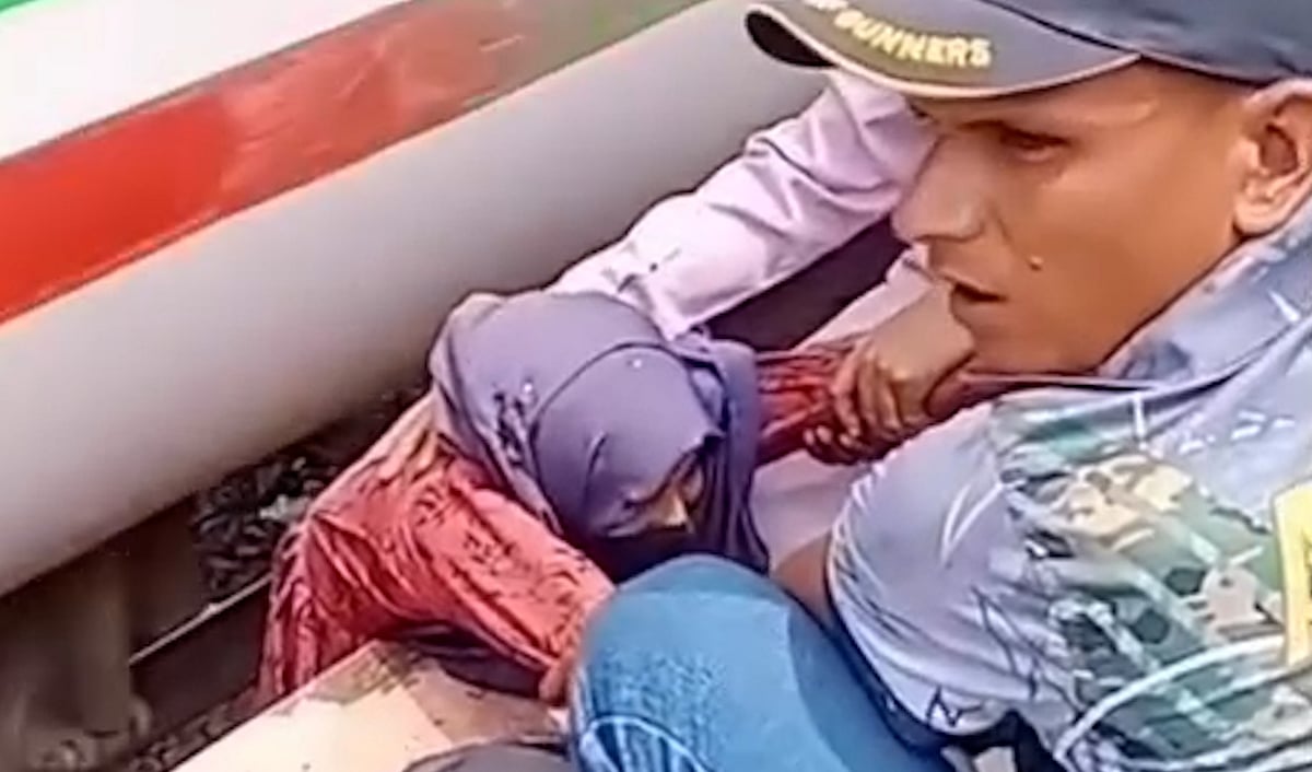 রেললাইনে পড়ে অল্পের জন্য রক্ষা পেলেন তরুণী