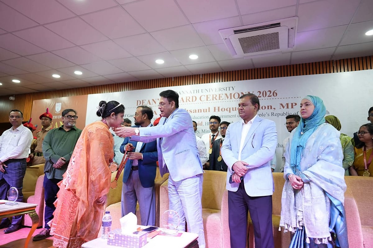 শিক্ষামন্ত্রী আ ন ম এহছানুল হক মিলন অ্যাওয়ার্ডপ্রাপ্ত এক শিক্ষার্থীকে পদক পরিয়ে দিচ্ছেন