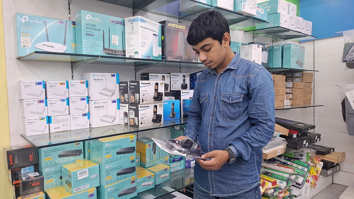 ঢাকার এলিফ্যান্ট রোডে ইসিএস কম্পিউটার সিটিতে কম্পিউটার পণ্য দেখছেন এক ক্রেতা