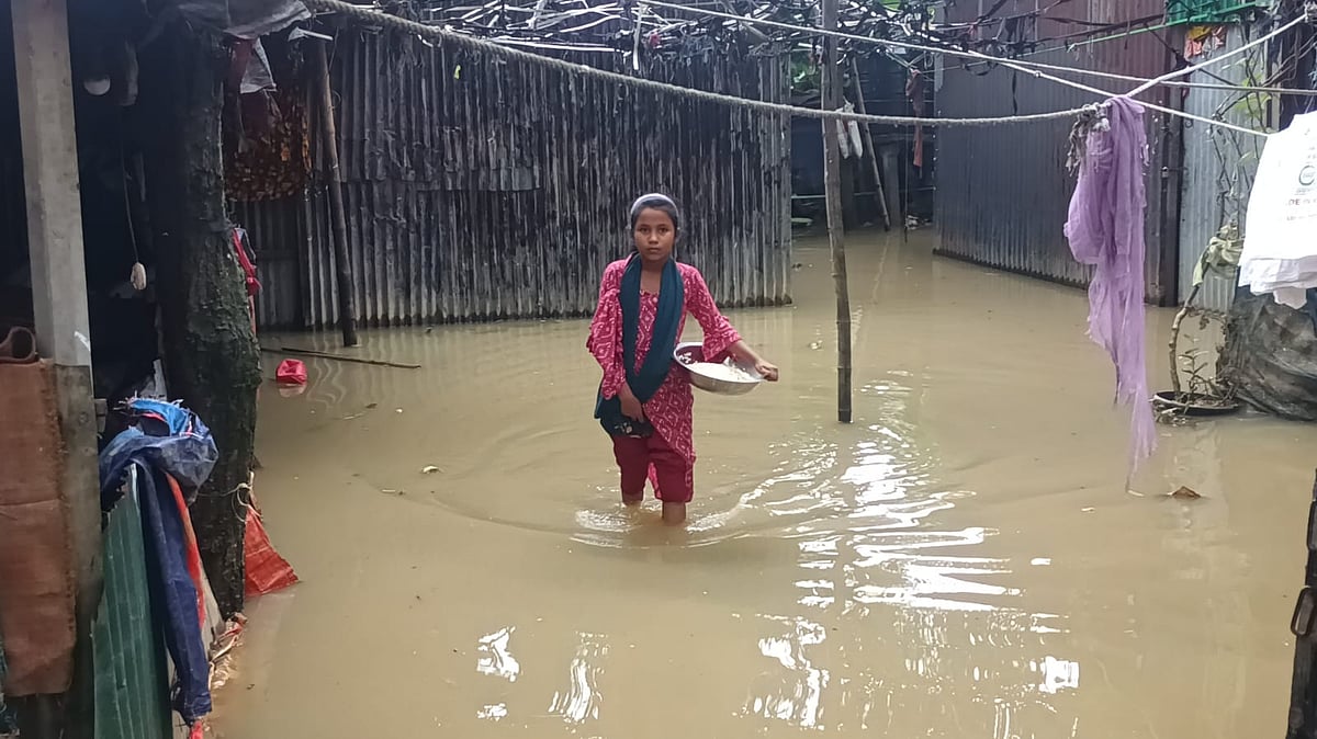 গাজীপুরের কালিয়াকৈর উপজেলার বিশ্বাসপাড়া এলাকায় জলাবদ্ধতায় কয়েক দিন ধরে দুর্ভোগ পোহাচ্ছেন বাসিন্দারা। আজ বৃহস্পতিবার সকালে