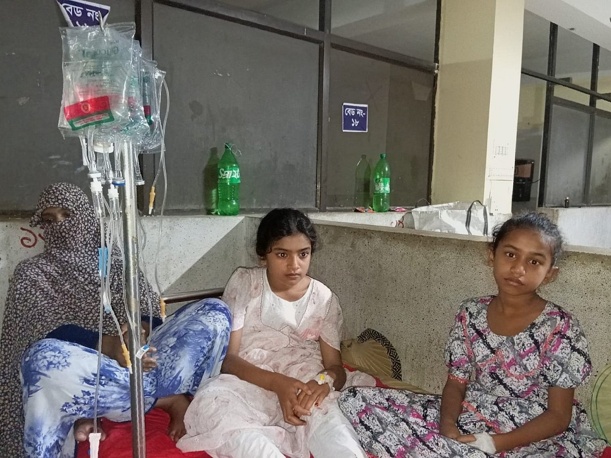 চাঁপাইনবাবগঞ্জে স্কুল ফিডিংয়ের খাবার খেয়ে অসুস্থ ১৮ শিক্ষার্থী, হাসপাতালে ভর্তি ১০