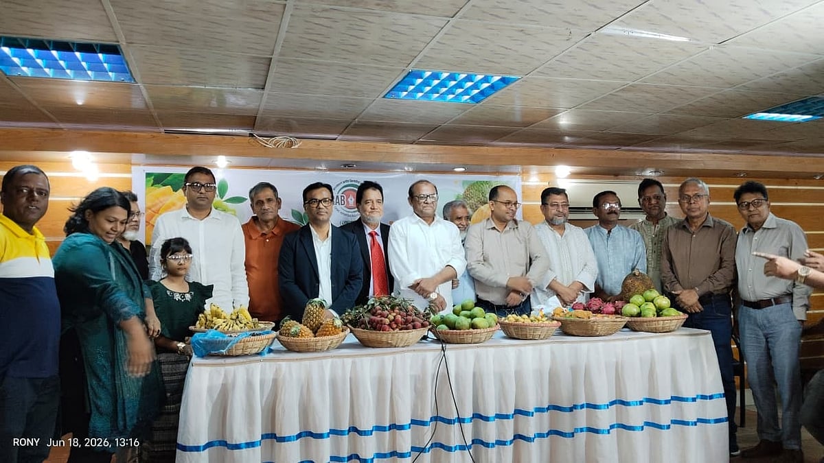 দেশি ফলের সমাহারে আনন্দঘন পরিবেশে ক্র্যাবের ফল উৎসব
