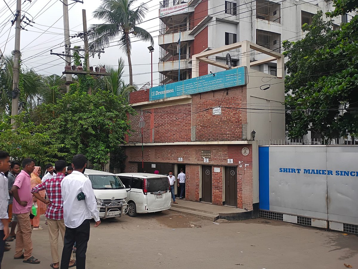 গাজীপুরের কালিয়াকৈর উপজেলার চন্দ্র এলাকায় ড্রেসম্যান লিমিটেড নামের একটি কারখানায় শতাধিক শ্রমিক অসুস্থ হয়েছেন। আজ বৃহস্পতিবার সকাল সাড়ে নয়টার দিকে