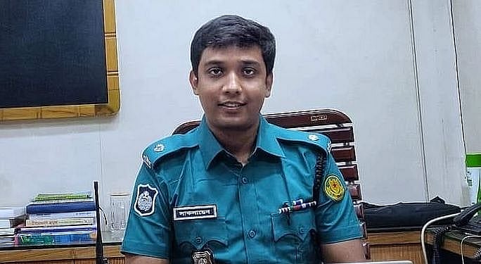 পরীমনি ঘনিষ্ঠতায় চাকরি হারালেন এডিসি সাকলায়েন