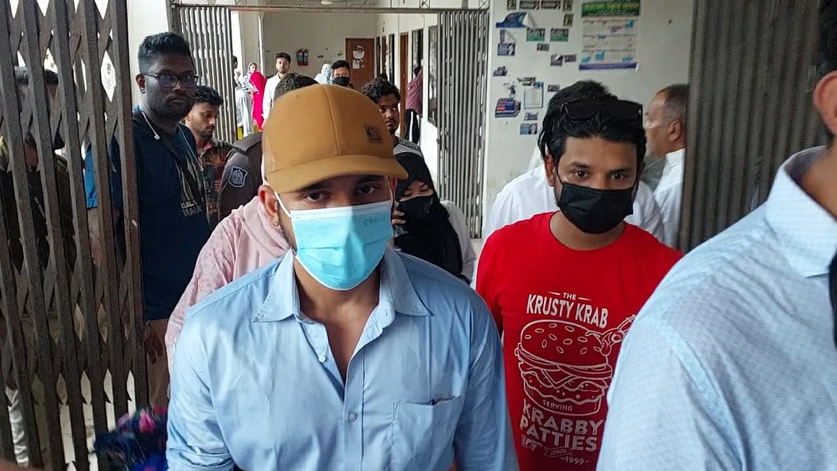 ঢাকার মেট্রোপলিটন ম্যাজিস্ট্রেট আদালতে অভিনেতা জাহের আলভী