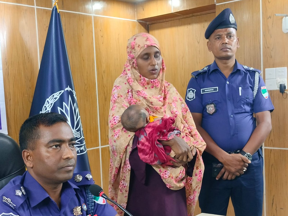 সংবাদ সম্মেলন শেষে শিশু টুকটুকিকে কোলে নিয়ে ঘটনার বর্ণনা দেন মা তানজিলা খাতুন। বৃহস্পতিবার রাতে মাগুরার পুলিশ সুপারের কার্যালয়ে
