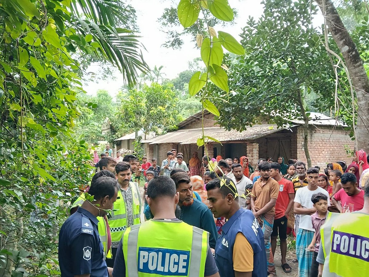 যশোরের কেশবপুরে পুলিশকে মারধর করে মোটরসাইকেল ছিনিয়ে নেওয়ার ঘটনায় পর ঘটনাস্থল পরিদর্শন করেছে পুলিশ। আজ শুক্রবার সকালে উপজেলার চিংড়া গ্রামে