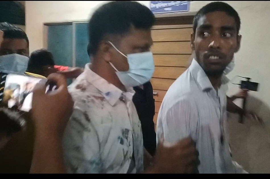 সাইবার সুরক্ষা আইনের মামলায় গাজীপুর থেকে গ্রেপ্তার সাংবাদিক রেজানুর ইসলামকে (মাস্ক পরা) আজ শুক্রবার রাতে বগুড়ার আদালতে হাজির করা হয়