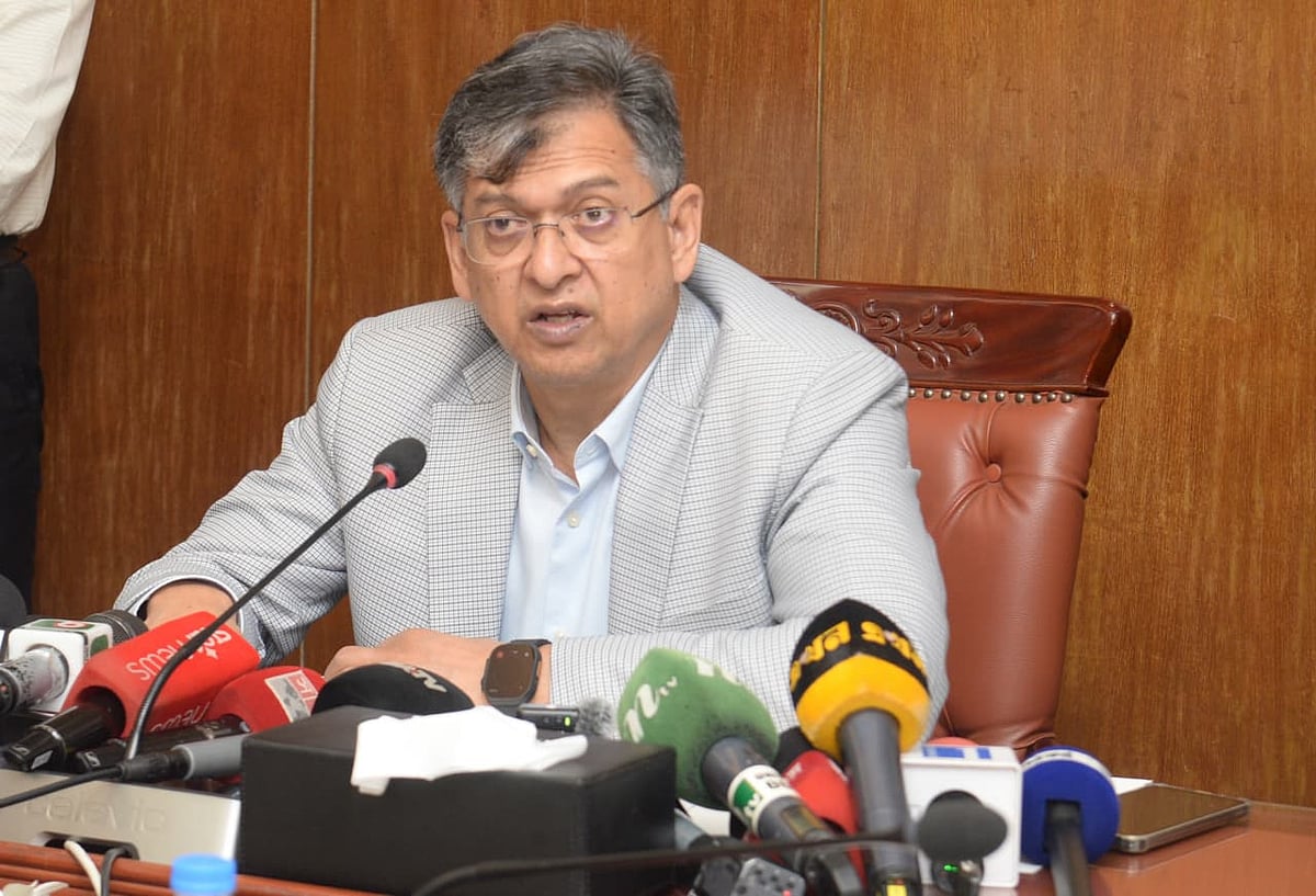 সাবেক পুলিশপ্রধান বেনজীর আহমেদকে ফেরানোর বিষয়ে  সচিবালয়ে স্বরাষ্ট্রমন্ত্রণালয়ের সম্মেলন কক্ষে সাংবাদিকদের সঙ্গে কথা বলেন স্বরাষ্ট্রমন্ত্রী সালাহউদ্দিন আহমদ। আজ শনিবার সকালে