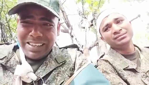 রুশ যুদ্ধশিবিরে আটকা পড়া জামালপুরের আরমান আলী (বাঁয়ে)। তাঁর সঙ্গে আরও এক বাংলাদেশি প্রবাসীকে দেখা যাচ্ছে। এভাবেই ভিডিও বার্তা দিয়ে তাঁরা দেশে ফেরার আকুতি জানান
