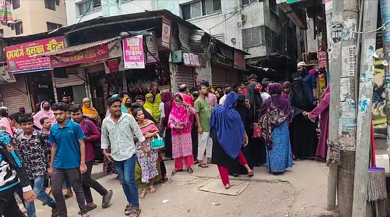 বন্ধ কারখানা খুলে দেওয়া এবং বকেয়া বেতন–ভাতার দাবিতে ইউনিফর্ম টেক্সটাইল লিমিটেডের শ্রমিকদের বিক্ষোভ। আজ শনিবার রাজধানীর কচুক্ষেতে