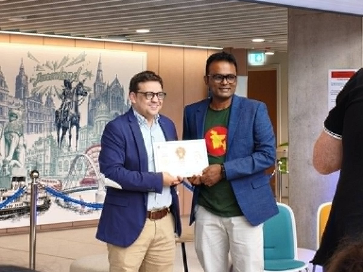 অ্যাডাম স্মিথ বিজনেস স্কুল ‘টিচিং এক্সেলেন্স অ্যাওয়ার্ড’ পেলেন আলতাফ রাসেল