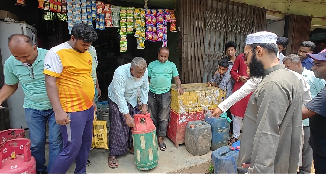 এক মাসের সিলিন্ডার ১৫ দিনে শেষ, দেখা গেল গ্যাসের সঙ্গে মেশানো হয়েছে পানি
