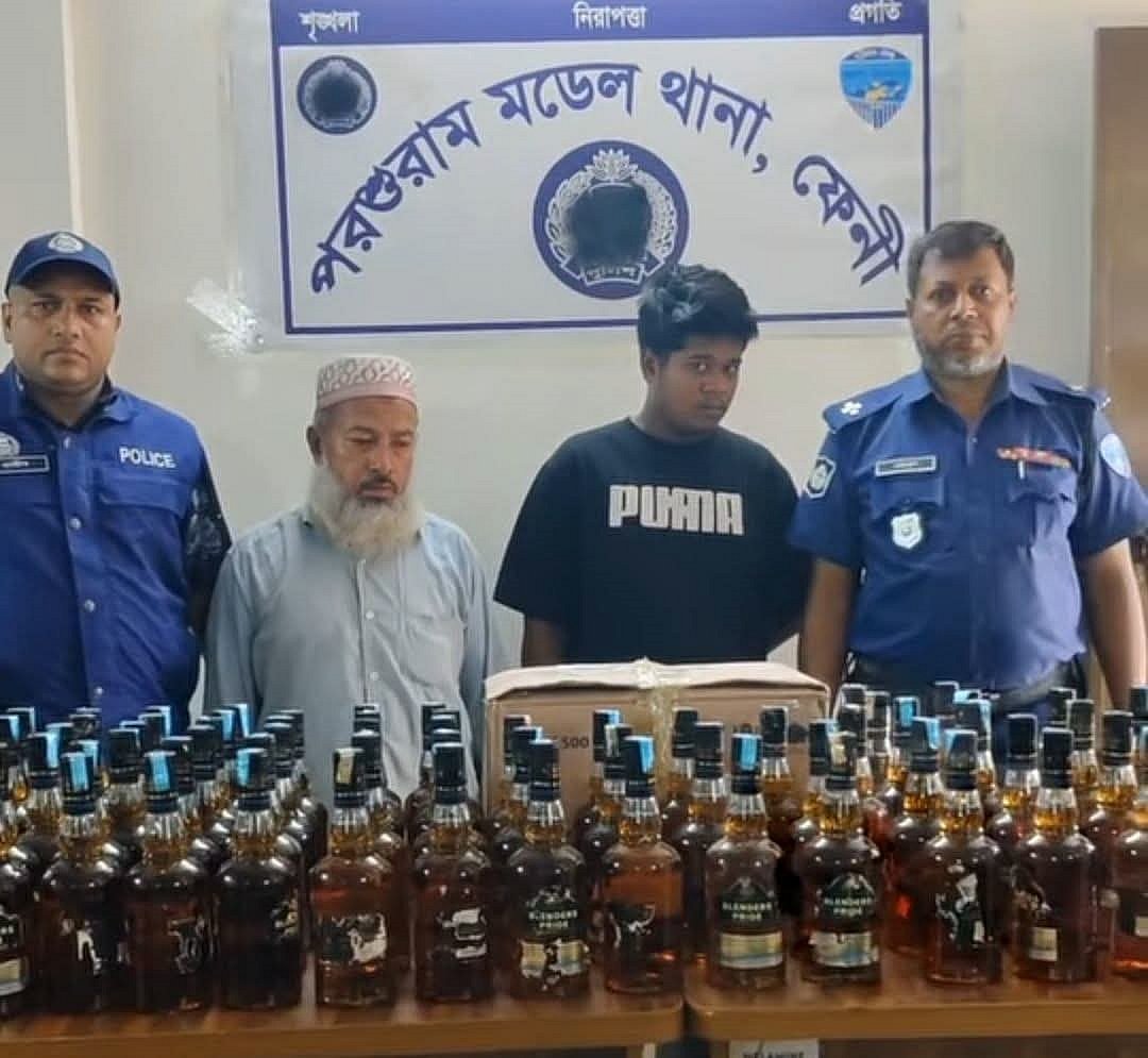 অ্যাম্বুলেন্সে পাচার হচ্ছিল বিদেশি মদ, চালকসহ গ্রেপ্তার ২