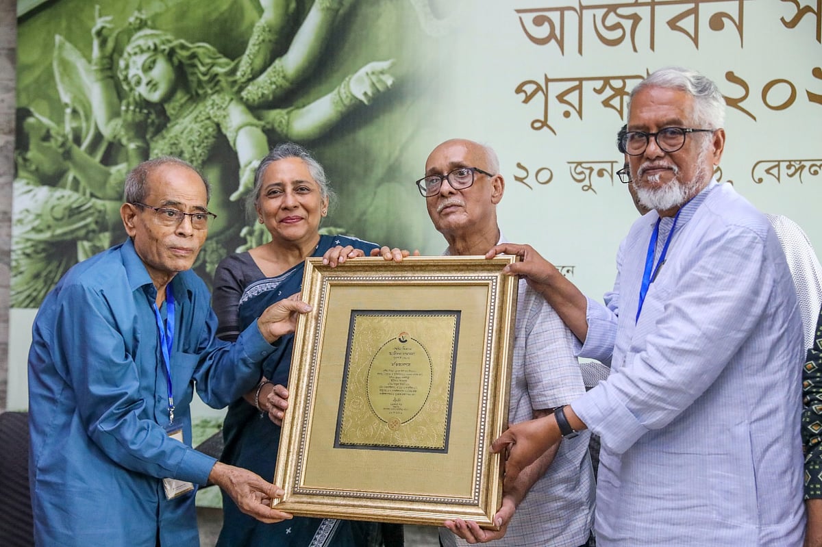আজীবন সম্মাননা পেয়ে আবেগে
আপ্লুত হলেন হরিপদ পাল
