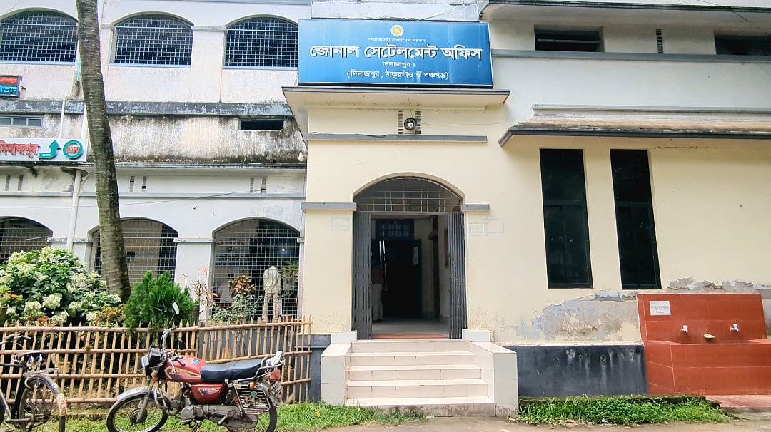 ‘বড় স্যার নাই, শুনানি হয় না, আসি আসি ঘুরি যাছি’