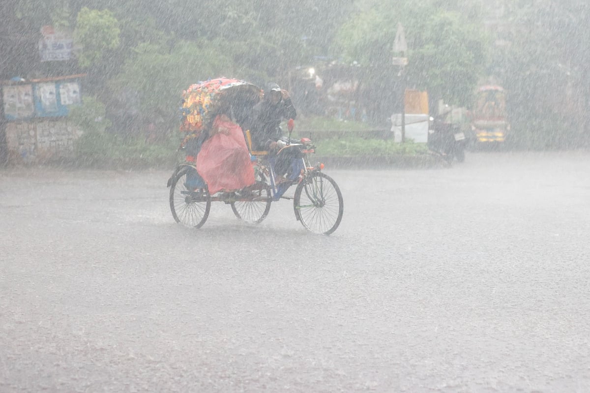 রাজধানীতে দুই ঘণ্টায় ৫৪ মিলিমিটার বৃষ্টি, বিভিন্ন স্থানে পানি জমে দুর্ভোগ