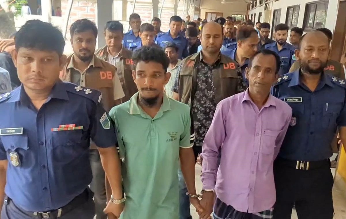 বগুড়ায় শিশু রিফাত হোসেনকে অপহরণের পর হত্যার দায়ে পাঁচজনকে মৃত্যুদণ্ডের রায় দেন আদালত। রোববার দুপুরে জেলা ও দায়রা জজ আদালত চত্বরে