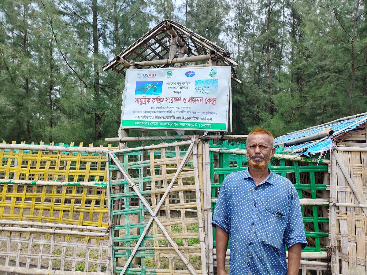 কাছিম প্রজননের হ্যাচারির সামনে আবদুল লতিফ। কক্সবাজারের পেঁচার দ্বীপে