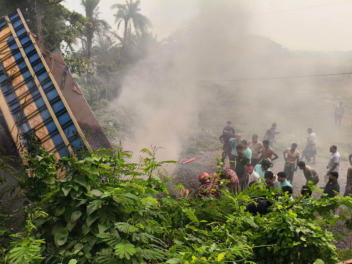 কুষ্টিয়ায় পাথরবোঝাই ট্রাক খাদে পড়ে ইঞ্জিনে আগুন, চালক ও সহকারী নিহত