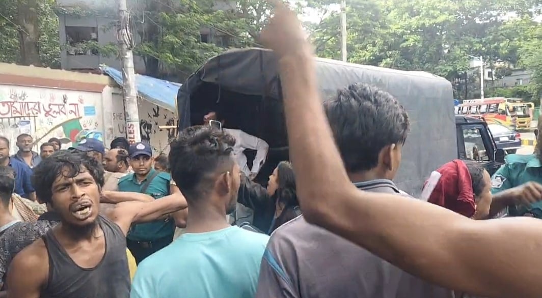 চট্টগ্রামের পলোগ্রাউন্ডে যুবককে পিটিয়ে হত্যার পর লাশ পুলিশকে লাশ নিতে বাধা দেন স্বজনেরা