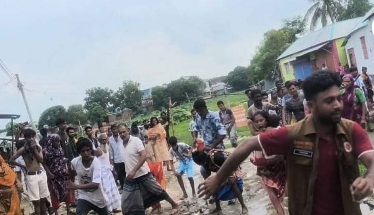 রাজবাড়ীর গোয়ালন্দে দৌলতদিয়ার পোড়াভিটা এলাকায়  অভিযান চালাতে গিয়ে হামলার শিকার হয়েছেন মাদকদ্রব্য নিয়ন্ত্রণ অধিদপ্তরের তিন সদস্য। গতকাল শনিবার বিকেলে