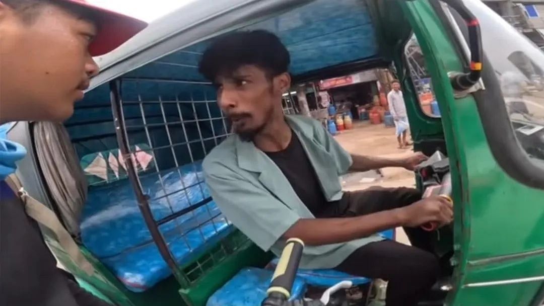 সাইকেলে ভ্রমণে আসা নেপালি পর্যটকের সঙ্গে তর্কে জড়ান অটরিকশা চালক