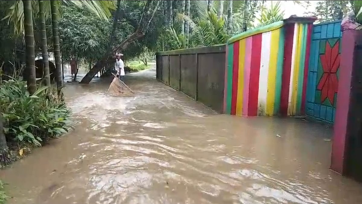 উজানে ব্যাপক বৃষ্টি, ঢলে বিচ্ছিন্ন সড়ক যোগাযোগ