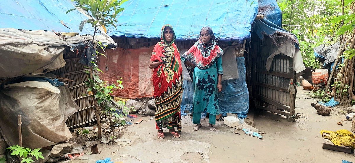 জামেলা খাতুন ও তাঁর মেয়ে তাছনুর বেগম। ভোলা সদর উপজেলার রাজাপুর ইউনিয়নের জোড়খাল এলাকায়