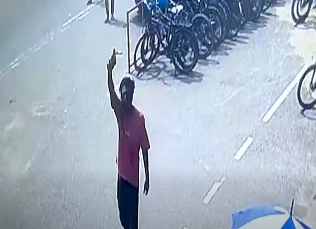 অস্ত্র উঁচিয়ে গুলি করছেন এক যুবক