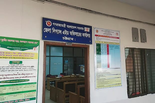 ছেলের টানে যুক্তরাজ্য থেকে ছুটে এলেন মা, ১০ বছর পর টেনে নিলেন বুকে