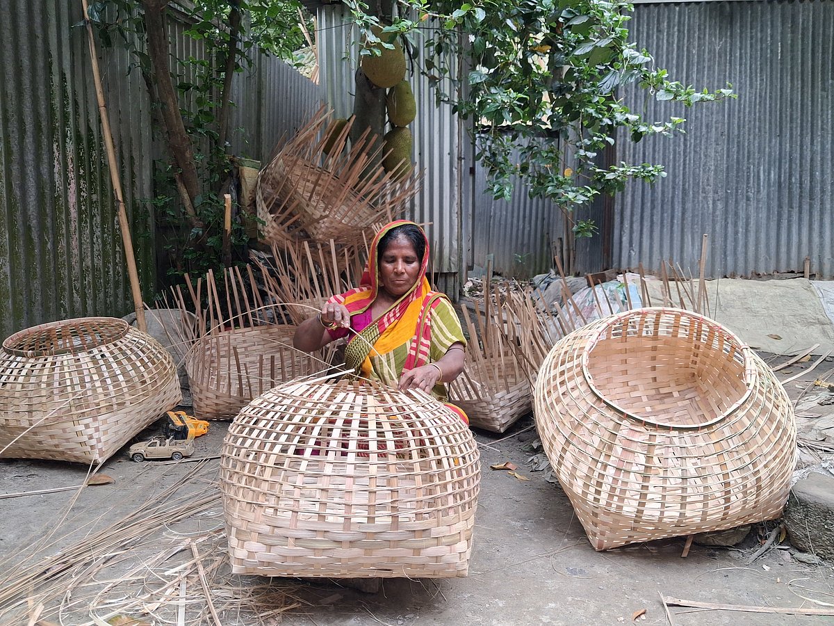 বাঁশের কুলা-খাঁচা বদলে দিচ্ছে কুমিল্লার যে গ্রামের মানুষের ভাগ্য
